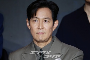 【フォト】完ぺきスーツ姿のイ・ジョンジェ「『イカゲーム3』で会いましょう！」