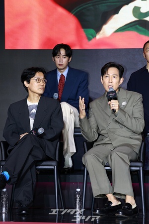 【フォト】完ぺきスーツ姿のイ・ジョンジェ「『イカゲーム3』で会いましょう！」