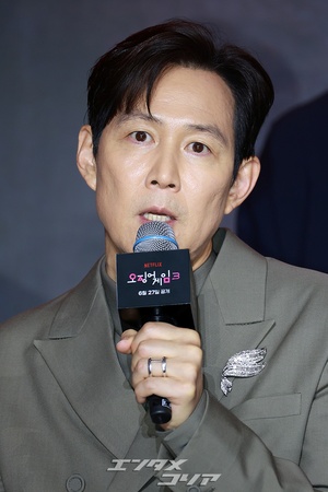 【フォト】完ぺきスーツ姿のイ・ジョンジェ「『イカゲーム3』で会いましょう！」