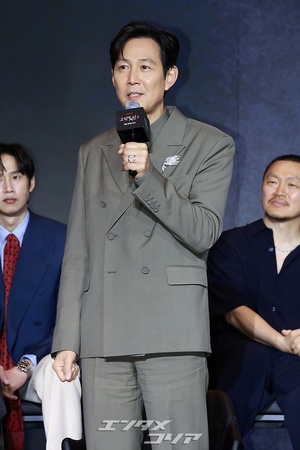【フォト】完ぺきスーツ姿のイ・ジョンジェ「『イカゲーム3』で会いましょう！」