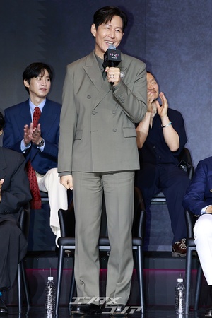 【フォト】完ぺきスーツ姿のイ・ジョンジェ「『イカゲーム3』で会いましょう！」