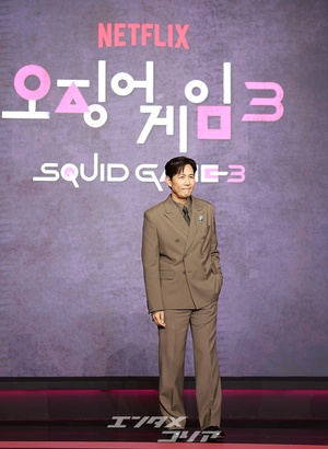 【フォト】完ぺきスーツ姿のイ・ジョンジェ「『イカゲーム3』で会いましょう！」