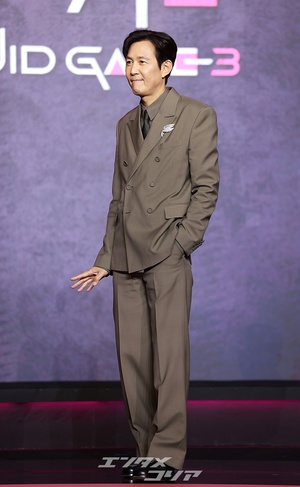 【フォト】完ぺきスーツ姿のイ・ジョンジェ「『イカゲーム3』で会いましょう！」