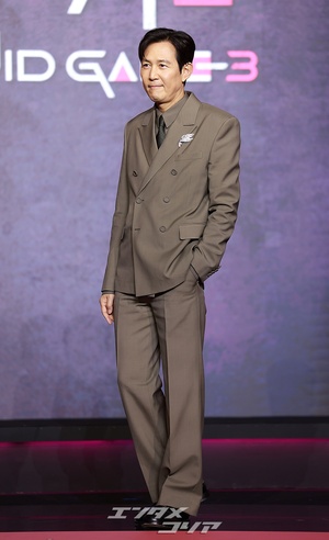 【フォト】完ぺきスーツ姿のイ・ジョンジェ「『イカゲーム3』で会いましょう！」