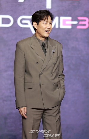 【フォト】完ぺきスーツ姿のイ・ジョンジェ「『イカゲーム3』で会いましょう！」
