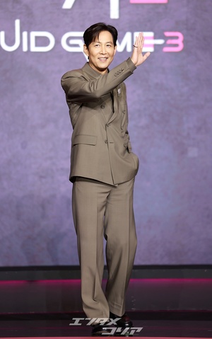 【フォト】完ぺきスーツ姿のイ・ジョンジェ「『イカゲーム3』で会いましょう！」