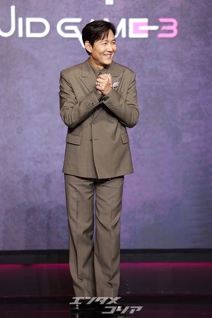 【フォト】完ぺきスーツ姿のイ・ジョンジェ「『イカゲーム3』で会いましょう！」