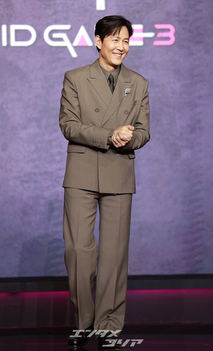 【フォト】完ぺきスーツ姿のイ・ジョンジェ「『イカゲーム3』で会いましょう！」