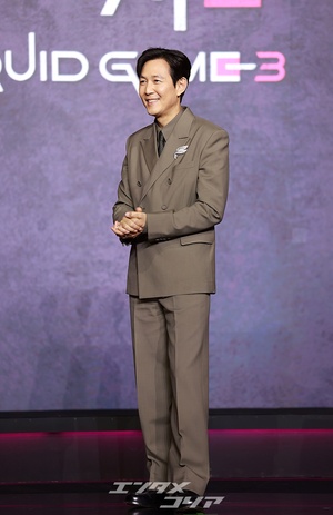 【フォト】完ぺきスーツ姿のイ・ジョンジェ「『イカゲーム3』で会いましょう！」