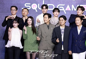 【フォト】『イカゲーム3』のキャストたち、明るい表情でポーズ