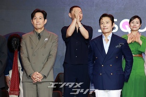 【フォト】『イカゲーム3』のキャストたち、明るい表情でポーズ