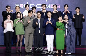 【フォト】『イカゲーム3』のキャストたち、明るい表情でポーズ