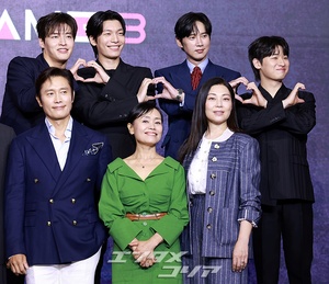 【フォト】『イカゲーム3』のキャストたち、明るい表情でポーズ