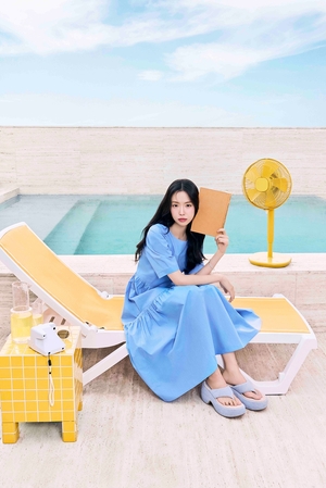 【フォト】さわやかムードのソン・ナウン　お手本にしたいバカンス・ファッション