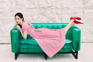 【フォト】さわやかムードのソン・ナウン　お手本にしたいバカンス・ファッション