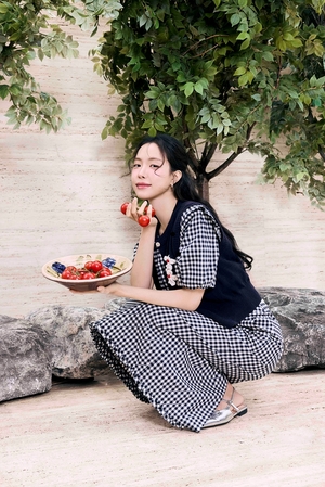 【フォト】さわやかムードのソン・ナウン　お手本にしたいバカンス・ファッション