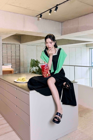 【フォト】さわやかムードのソン・ナウン　お手本にしたいバカンス・ファッション