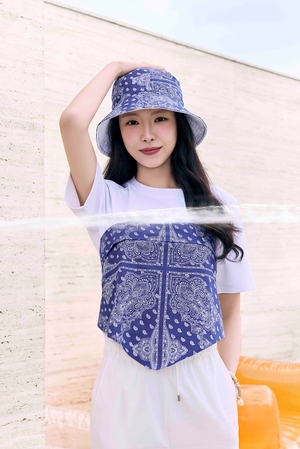 【フォト】さわやかムードのソン・ナウン　お手本にしたいバカンス・ファッション