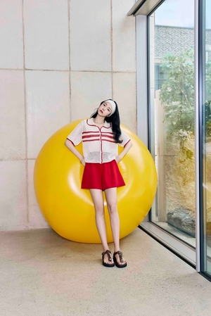 【フォト】さわやかムードのソン・ナウン　お手本にしたいバカンス・ファッション