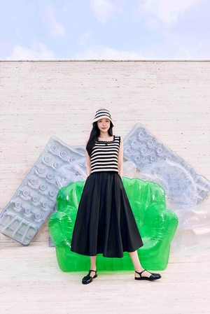 【フォト】さわやかムードのソン・ナウン　お手本にしたいバカンス・ファッション