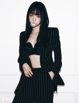 【フォト】ヘリ「ブラ＆素肌ジャケット」…風船ガムふくらましてもオーラ