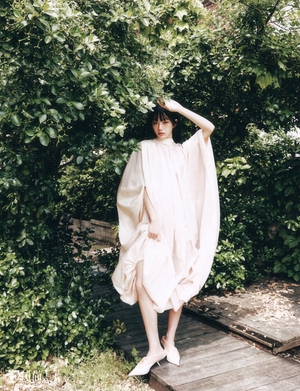 【フォト】ヘリ「ブラ＆素肌ジャケット」…風船ガムふくらましてもオーラ