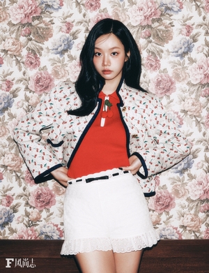 【フォト】ヘリ「ブラ＆素肌ジャケット」…風船ガムふくらましてもオーラ