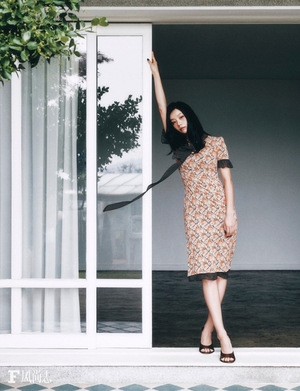 【フォト】ヘリ「ブラ＆素肌ジャケット」…風船ガムふくらましてもオーラ