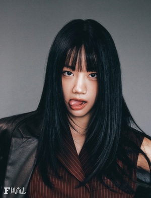 【フォト】ヘリ「ブラ＆素肌ジャケット」…風船ガムふくらましてもオーラ