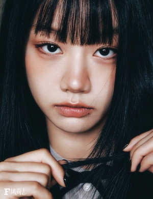 【フォト】ヘリ「ブラ＆素肌ジャケット」…風船ガムふくらましてもオーラ