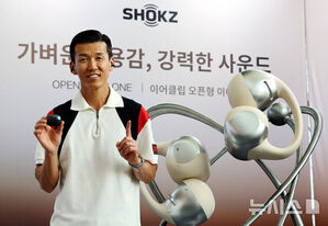 【フォト】2025 SHOKZ FRIENDS DAYのフォトセッションに出席したチャン・ドンウ＆Sean