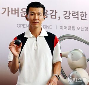 【フォト】2025 SHOKZ FRIENDS DAYのフォトセッションに出席したチャン・ドンウ＆Sean