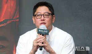 【フォト】ポーズを取る『メスを持つハンター』のキャストたち