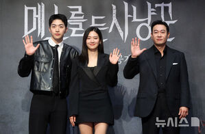 【フォト】ポーズを取る『メスを持つハンター』のキャストたち