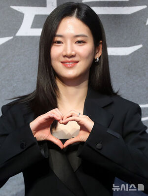 【フォト】ポーズを取る『メスを持つハンター』のキャストたち