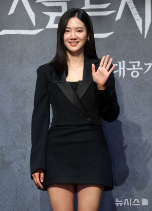 【フォト】ポーズを取る『メスを持つハンター』のキャストたち