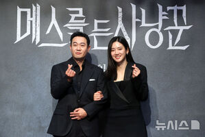 【フォト】ポーズを取る『メスを持つハンター』のキャストたち