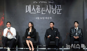 【フォト】ポーズを取る『メスを持つハンター』のキャストたち