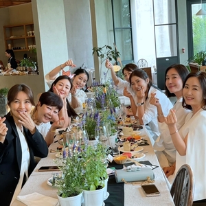 「30年来の友人」 チェ・ジウ50歳の誕生会に親しい女優ら集結