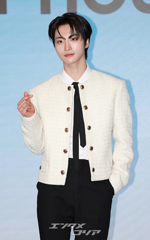 【フォト】ATEEZソンファ　キュートな犬耳ポーズ