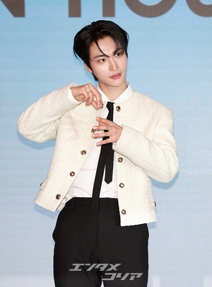 【フォト】ATEEZソンファ　キュートな犬耳ポーズ