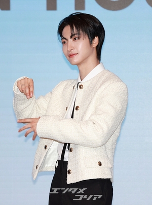 【フォト】ATEEZソンファ　キュートな犬耳ポーズ