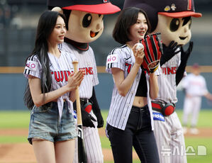 【フォト】Hearts2Heartsジウ＆イアンが始球式　／ソウル