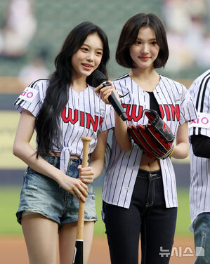 【フォト】Hearts2Heartsジウ＆イアンが始球式　／ソウル