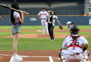 【フォト】Hearts2Heartsジウ＆イアンが始球式　／ソウル