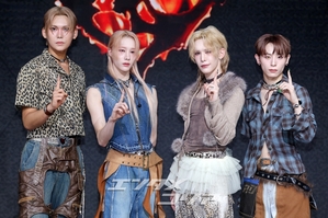 【フォト】K-POP初のジェンダーレスグループXLOV、華麗に音楽活動