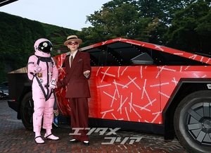 【フォト】G-DRAGON、サイバートラック＆宇宙飛行士とともにポーズ