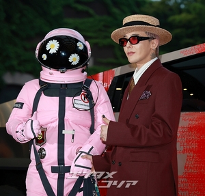 【フォト】G-DRAGON、サイバートラック＆宇宙飛行士とともにポーズ