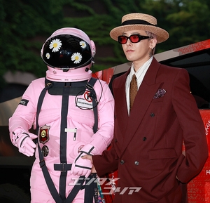 【フォト】G-DRAGON、サイバートラック＆宇宙飛行士とともにポーズ
