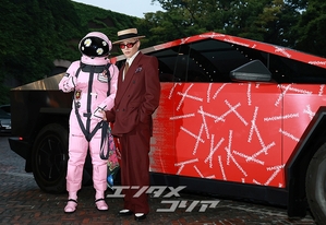 【フォト】G-DRAGON、サイバートラック＆宇宙飛行士とともにポーズ